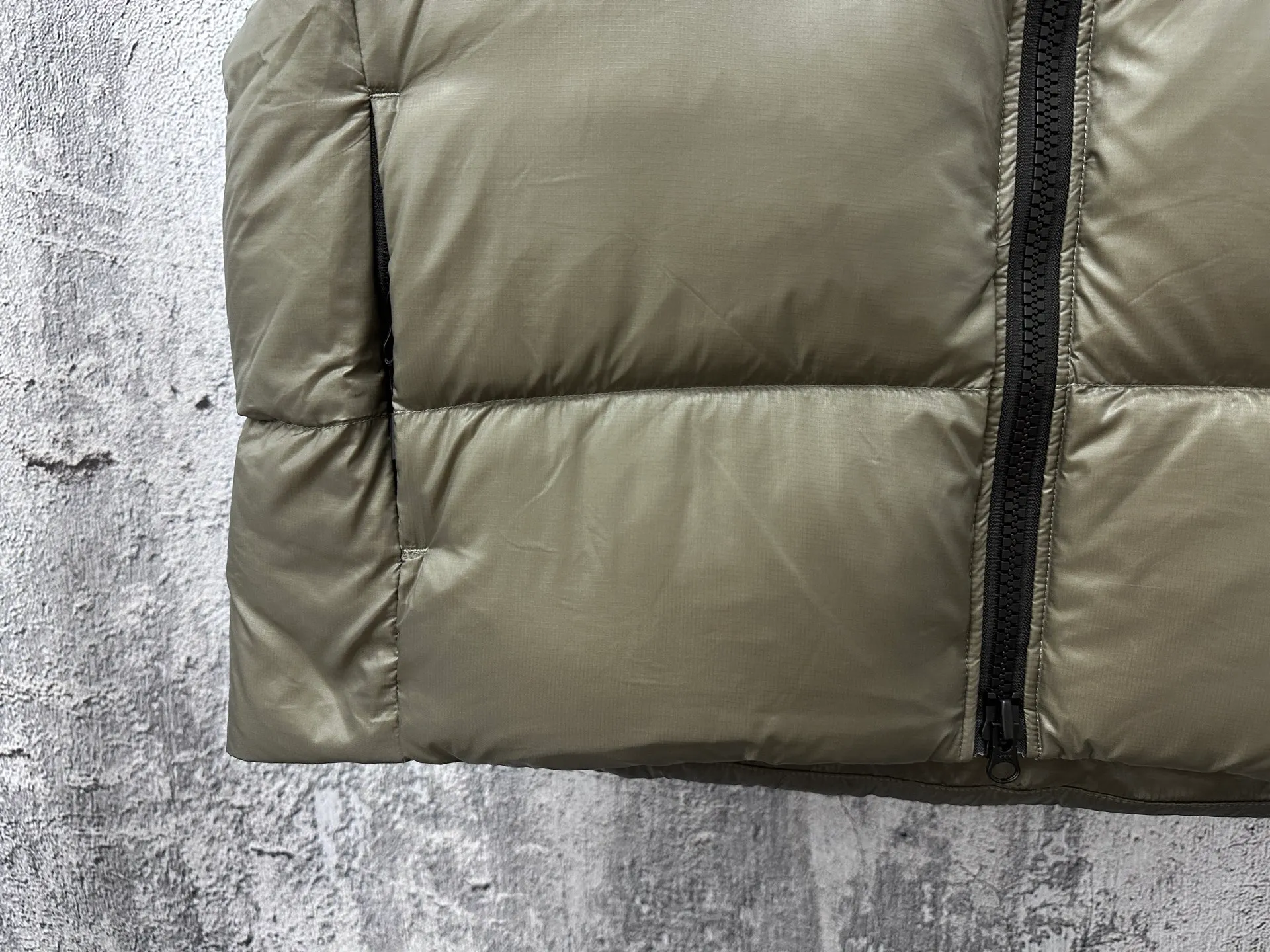 P560 [Canada Goose] Big Goose🦢Puff Down Vest has always been recognized as the warmest down jacket. Various Instagram celebrities, Internet celebrities, and celebrities often wear it for street photos. I make Canada Goose every year, but I still can't get rid of my love for it. No matter how cold the days are, there is no need to be afraid, because there is! Filled with 90% white duck down, it is the legendary warmest down jacket and is known as a must-have for Arctic outdoor sports! The most popular down jacket in the world, celebrities are rushing to buy it, it is a must-have! Size: XS-XL